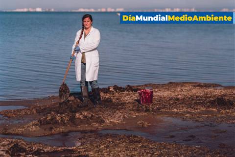 Rocío García en la playa del Carmolí, en una imagen de archivo.